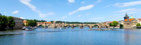 Río Moldava Con Puente Carlos Vista Fondo Desde Cubierta Del — Foto de Stock