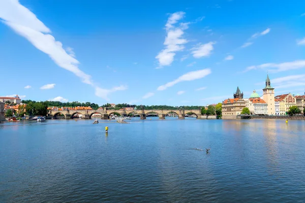 Río Moldava Con Puente Carlos Vista Fondo Desde Cubierta Del — Foto de Stock