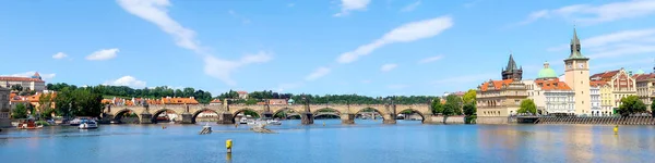 Río Moldava Con Puente Carlos Vista Fondo Desde Cubierta Del — Foto de Stock