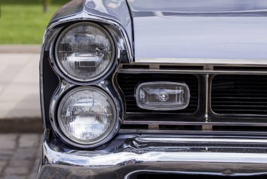 Sofia, Bulgaristan - 19 Mayıs 2018: Retro geçit eski retro ya da eski model araba ya da Otomobil ön yan ve arka yüzüne açık ışıkları veya farlar ve radyatör ızgara.