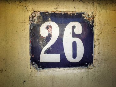 Vintage grunge kare metal paslı plaka numara closeup ile sokak adresi sayısı