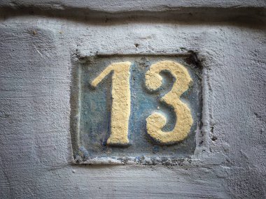 Vintage grunge kare metal paslı plaka numara closeup ile sokak adresi sayısı