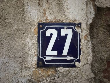 Vintage grunge kare metal paslı plaka numara closeup ile sokak adresi sayısı