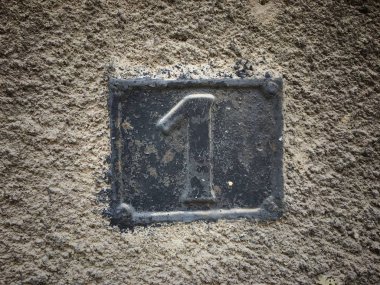 Vintage grunge kare metal paslı plaka numara closeup ile sokak adresi sayısı