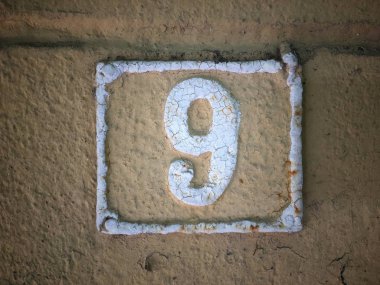 Vintage grunge kare metal paslı plaka numara closeup ile sokak adresi sayısı