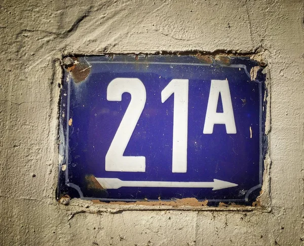 Grunge 方形金属生锈板的数目与数字特写的街道地址 — 图库照片