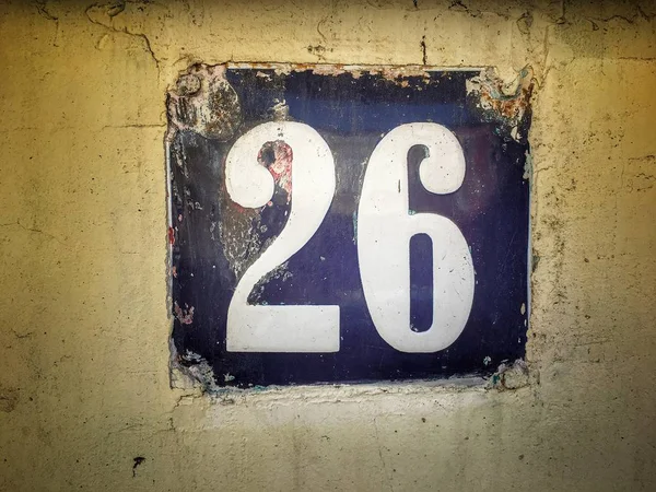 Vintage grunge kare metal paslı plaka numara closeup ile sokak adresi sayısı