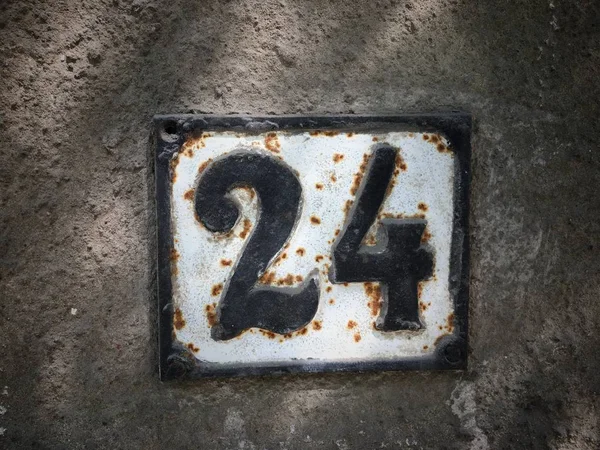 Grunge 方形金属生锈板的数目与数字特写的街道地址 — 图库照片