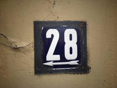 Vintage grunge kare metal paslı plaka numara closeup ile sokak adresi sayısı