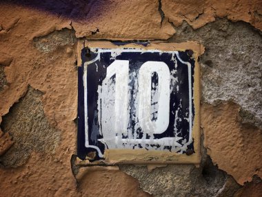 Vintage grunge kare metal paslı plaka numara closeup ile sokak adresi sayısı