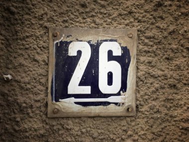 Vintage grunge kare metal paslı plaka numara closeup ile sokak adresi sayısı
