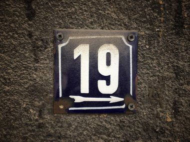 Vintage grunge kare metal paslı plaka numara closeup ile sokak adresi sayısı