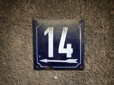 Vintage grunge kare metal paslı plaka numara closeup ile sokak adresi sayısı