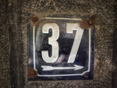 Vintage grunge kare metal paslı plaka numara closeup ile sokak adresi sayısı