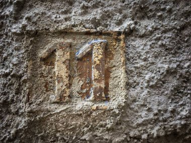 Vintage grunge kare metal paslı plaka numara closeup ile sokak adresi sayısı