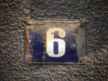 Vintage grunge kare metal paslı plaka numara closeup ile sokak adresi sayısı