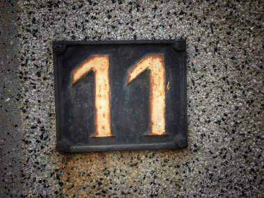 Vintage grunge kare metal paslı plaka numara closeup ile sokak adresi sayısı