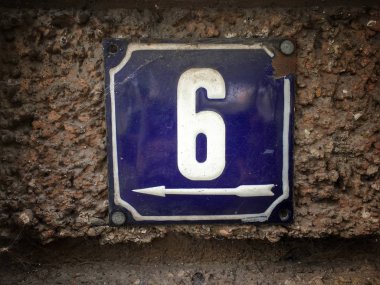 Vintage grunge kare metal paslı plaka numara closeup ile sokak adresi sayısı