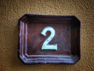 Vintage grunge kare metal paslı plaka numara closeup ile sokak adresi sayısı