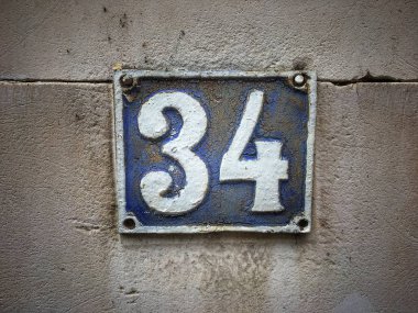 Vintage grunge kare metal paslı plaka numara closeup ile sokak adresi sayısı