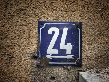 Vintage grunge kare metal paslı plaka numara closeup ile sokak adresi sayısı