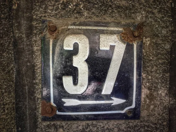 Vintage grunge kare metal paslı plaka numara closeup ile sokak adresi sayısı