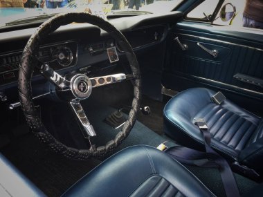 Sofia, Bulgaristan - 19 Mayıs 2018: Retro geçit eski retro ya da eski model araba ya da otomobil, klasik araba iç ile direksiyon yakın çekim