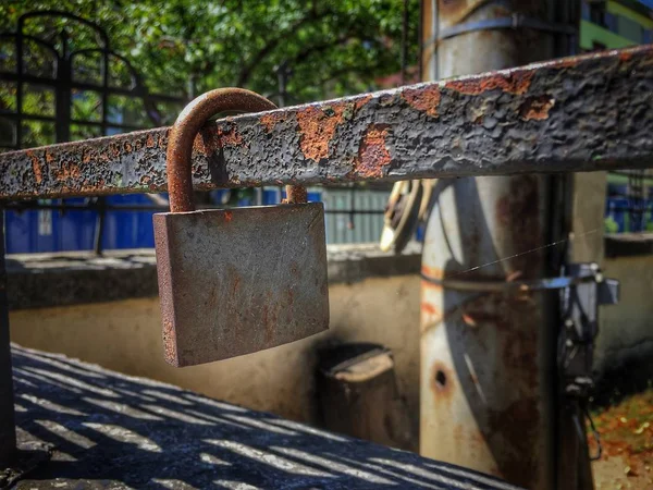鉄のフェンス 古い金属フェンスを越えて古いさびた錠前 — ストック写真