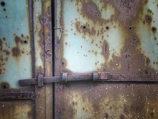 ロックして閉じたさびた金属ドア ハート形のドアのロック — ストック写真