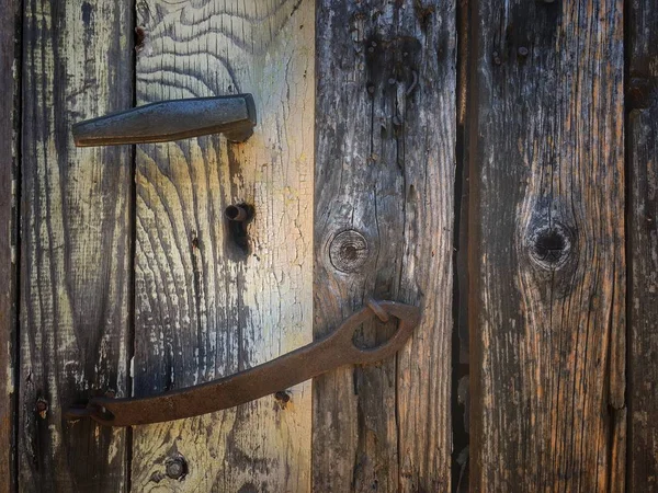 ロック付き木製ドアを閉じた ハート形のドアのロック — ストック写真