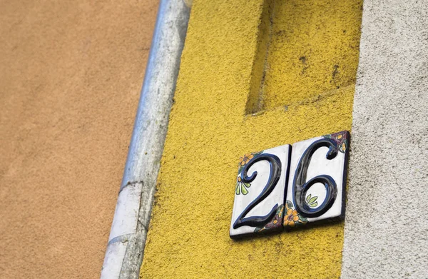 复古格格方金属锈迹斑斑的板的街道附加数字与数字特写镜头的数字 — 图库照片