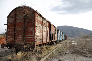 Terkedilmiş bir istasyonda eski tren vagonları 