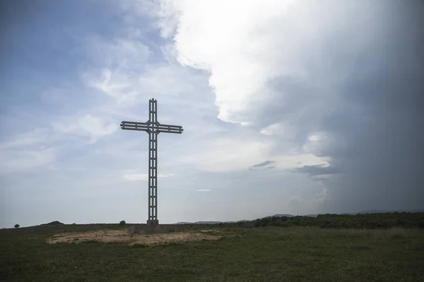 A Christian cross, a background of clouds and sunshine — Stock Photo, Image