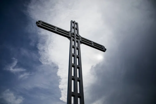 Křesťanský kříž, pozadí mraků a slunečního svitu — Stock fotografie