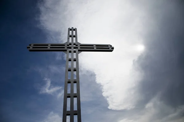 A Christian cross, a background of clouds and sunshine — Stock Photo, Image