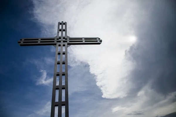 A Christian cross, a background of clouds and sunshine — Stock Photo, Image