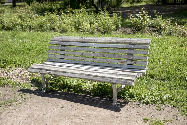 Banco velho no parque no verão — Fotografia de Stock