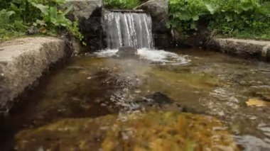 Şelaleden gelen dağ nehri akan taş. Şelale çağlayan akış dağ nehri. 