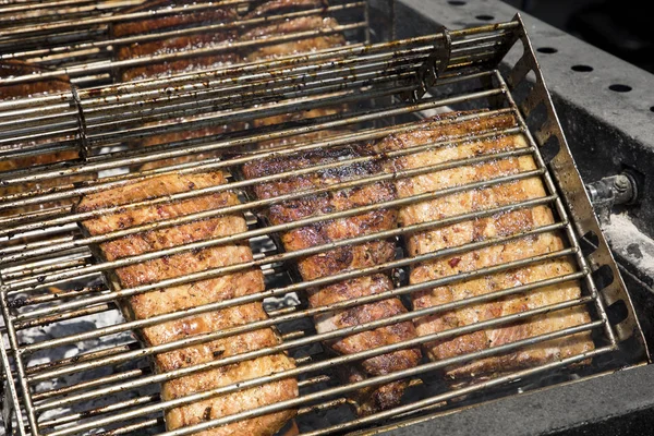 Fumo e cenere sopra le bistecche di manzo alla griglia — Foto Stock