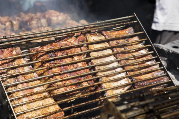 Fumo e cenere sopra le bistecche di manzo alla griglia — Foto Stock