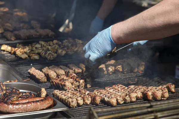 Shish kebab con il mix di spezie all'aperto su una griglia a carbone . — Foto Stock