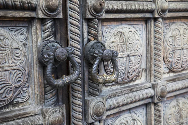 Красивая старая деревянная дверь с железными орнаментами в православном Чу — стоковое фото