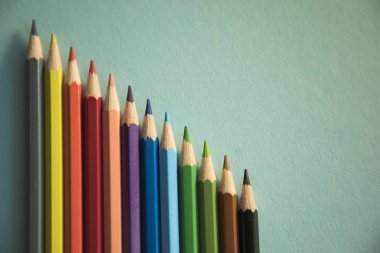 renkli kalemler soyut hatları desenini oluştururlar.