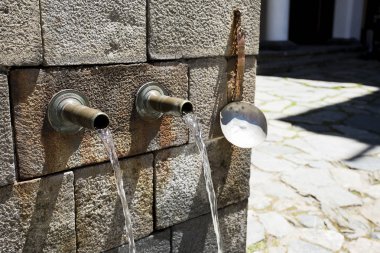 İki demir emdirme ile taş çeşme.