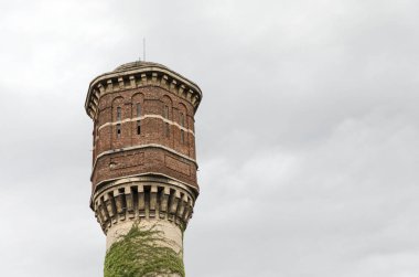 Terk tuğla ve beton su kulesi