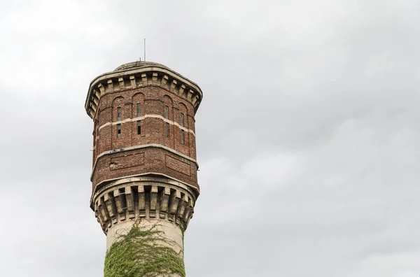 Mattone abbandonato e torre d'acqua in cemento — Foto Stock