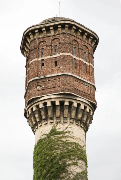 Брошенная кирпичная и бетонная водонапорная башня — стоковое фото