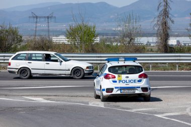 Polis yolda, Bulgar polis devriyesi trafiğin akışını kontrol ediyor. Kurallara uymayı denetler. Otoyol trafik kontrolü.