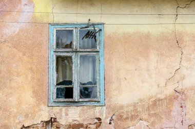 Terk edilmiş bir ev, terk edilmiş bir evin duvarında bir pencere..