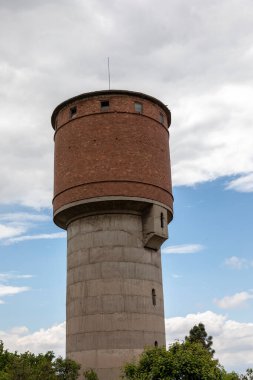 Terk edilmiş eski bir tuğla ve sarmaşıkla kaplanmış beton su kulesine yakından bak. Sofya, Bulgaristan 